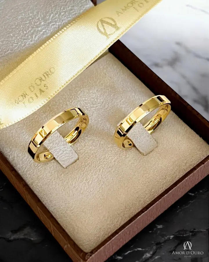 Par de alianças de casamento em ouro com acabamento reto e polido, na caixa Amor D'Ouro