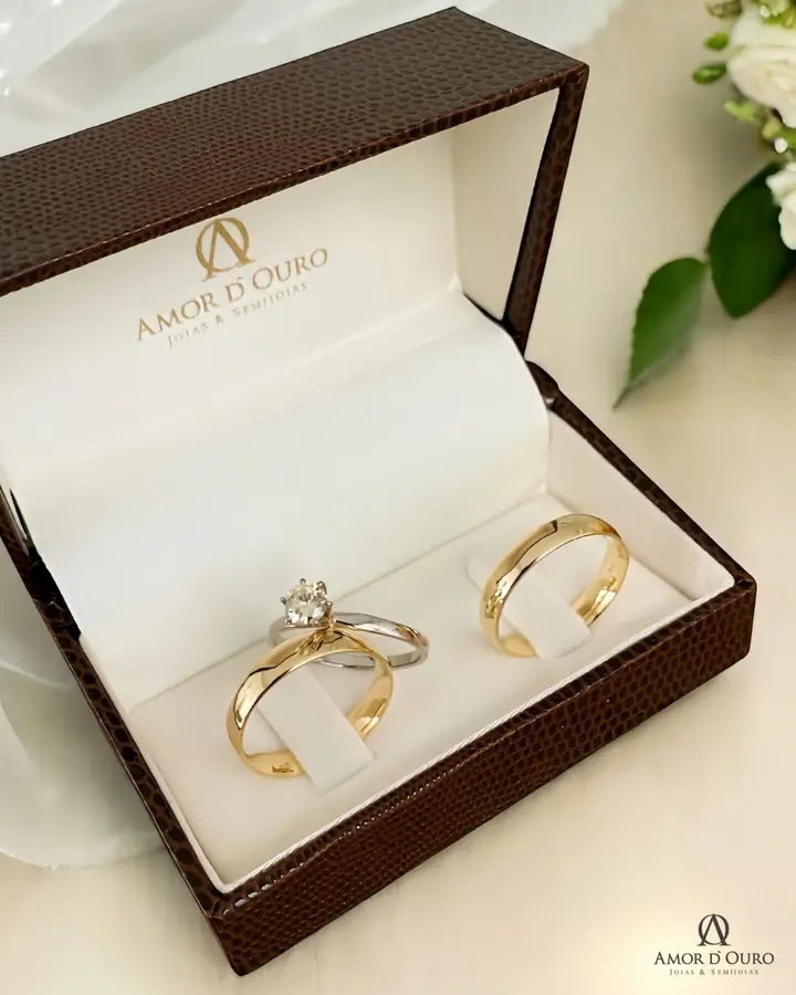 Conjunto de alianças em ouro com solitário em ouro branco na caixa da marca