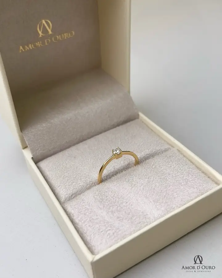 Anel solitário delicado em ouro na caixa branca da Amor D'Ouro