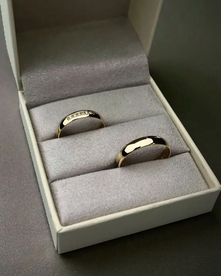 Par de alianças de casamento em ouro na caixa Amor D'Ouro