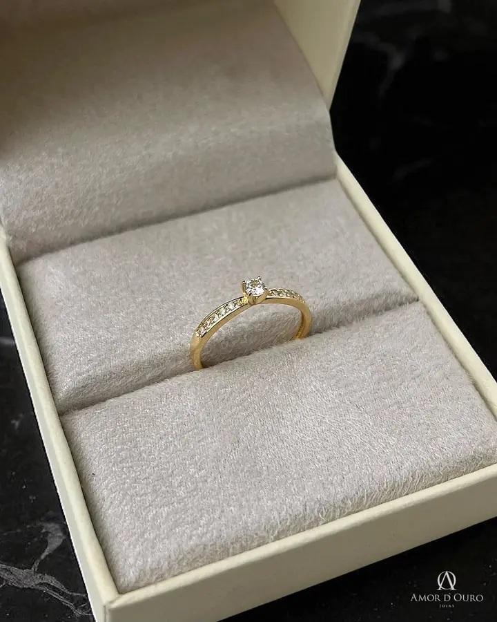 Anel solitário em ouro com zircônias no aro, em estojo Amor D'Ouro