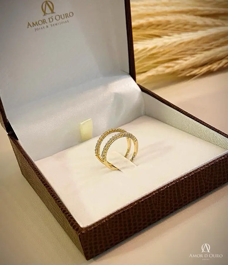 Anel em ouro com duas fileiras de zircônias na caixa Amor D'Ouro