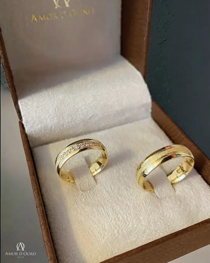 Par de alianças em ouro com acabamento diamantado e zircônias