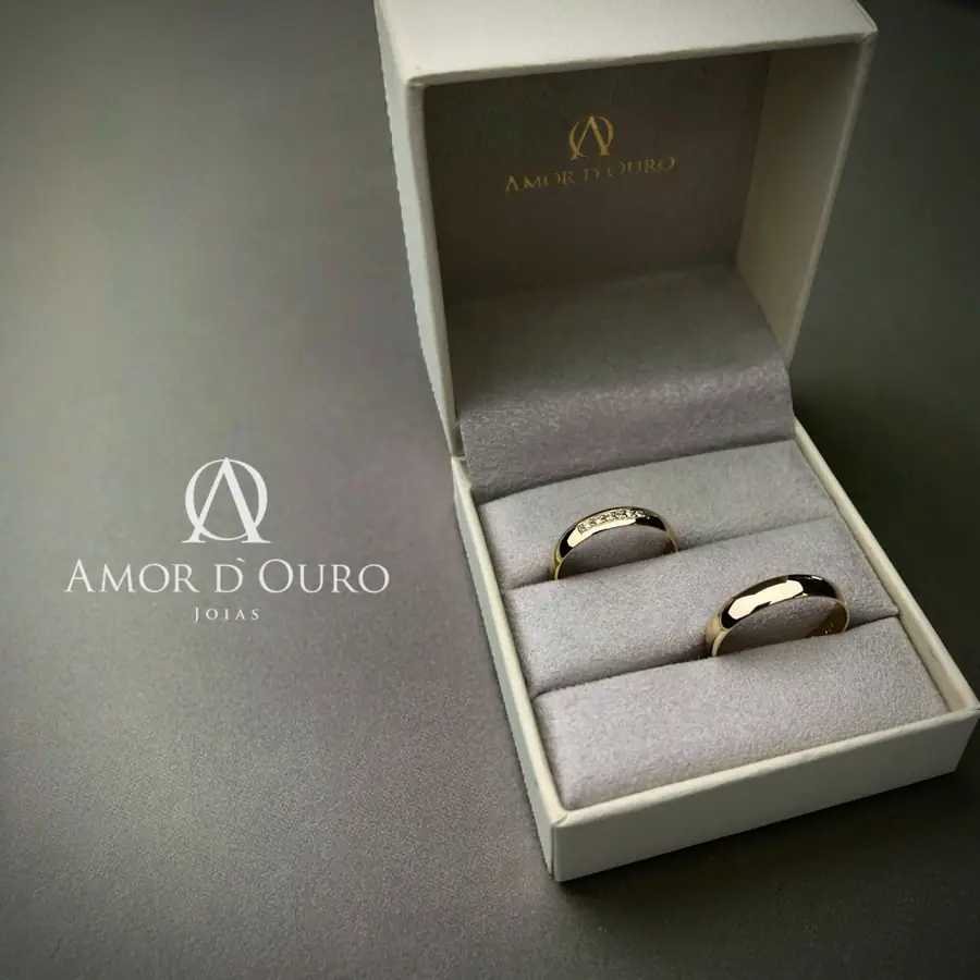 Par de alianças em ouro, uma com zircônias, em estojo claro Amor D'Ouro